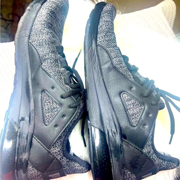 Puma Black & Gray  Axelion Cross Training Men
size 9 - Picture 4 of 9